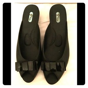NWOT/B OKA b Black Slides